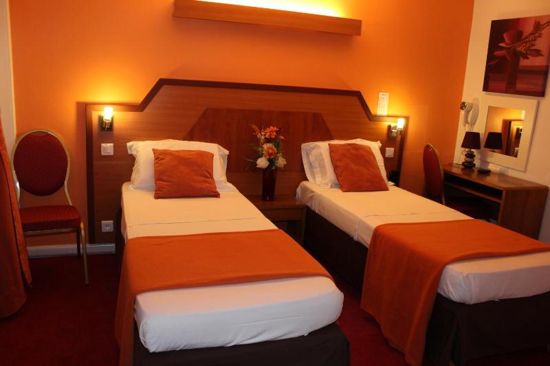 Twin Room with Shower image 3