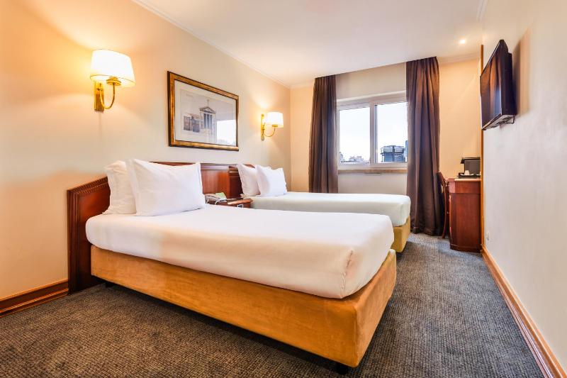 Twin Room with Extra Bed image 1