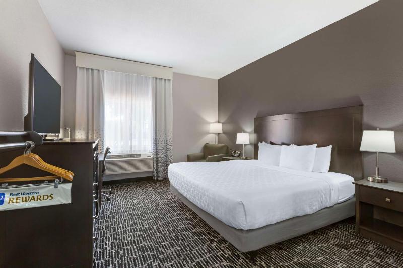 King Room with Roll-In Shower - Disability Access image 1