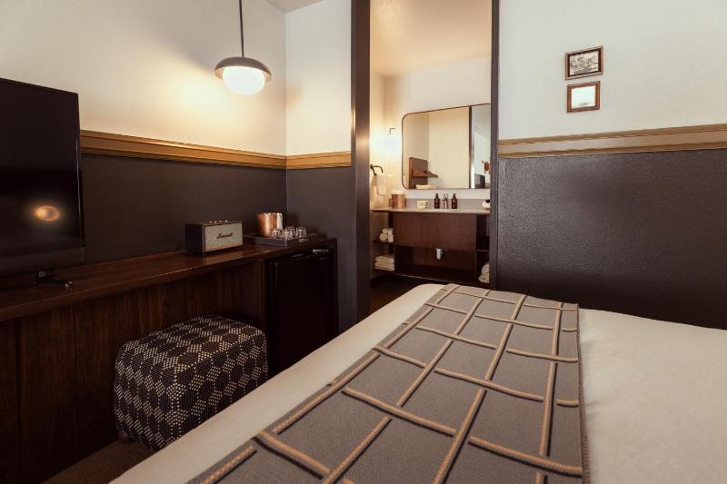 Queen Room with Two Queen Beds - High Floor image 4
