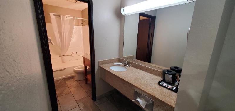 Deluxe King Studio Suite - Non-Smoking image 4