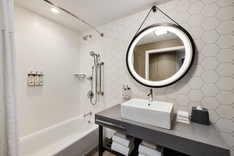 Standard King Room image 4