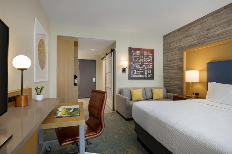 Standard King Room image 3