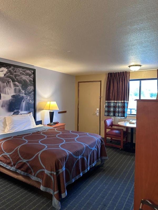 King Room - Non-Smoking image 2