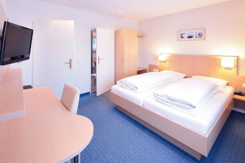 Economy Double Room image 3