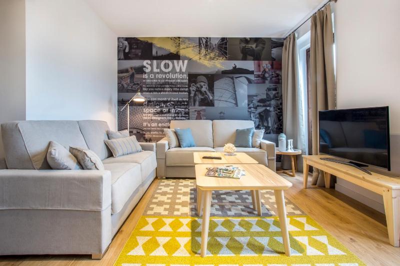 Deluxe Four-Bedroom Apartment image 4