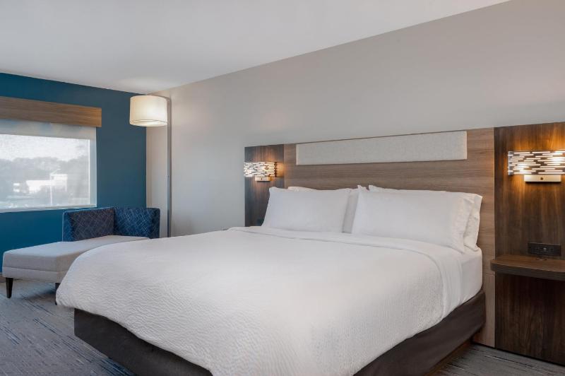 Standard King Room image 2