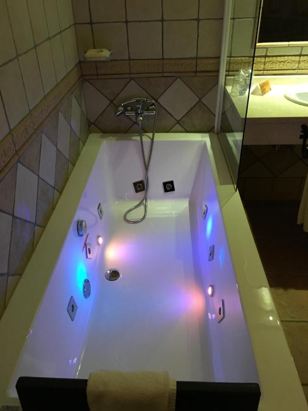 Double room with Spa Bath and Terrace image 3