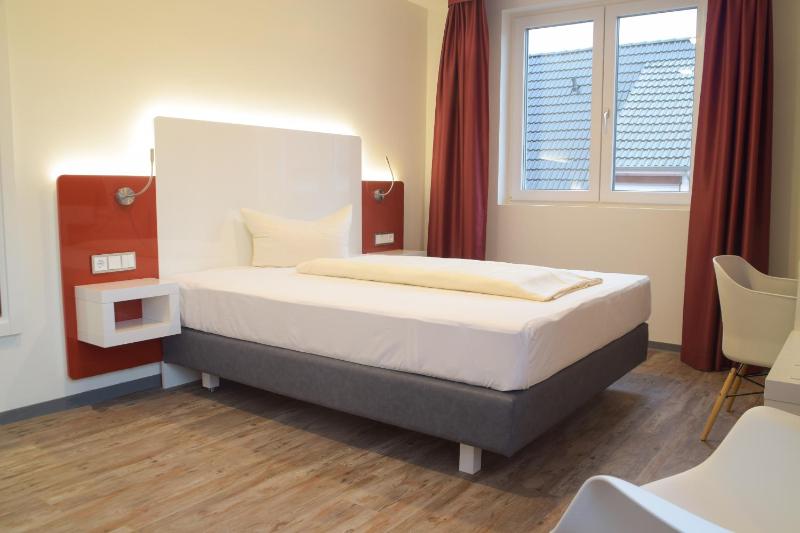 Single Room with Bathroom image 1