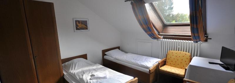 Economy Twin Room image 2