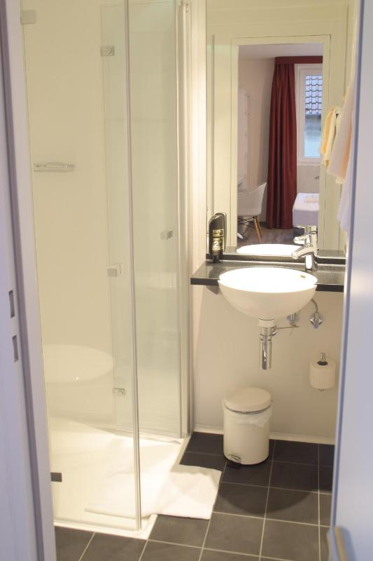 Single Room with Bathroom image 2