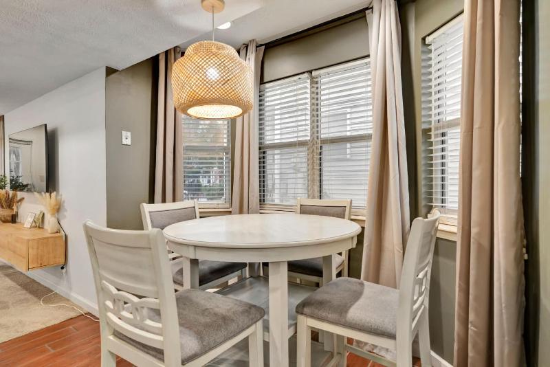 Central Louisville Gem - Near Airport & Top Spots - image 17