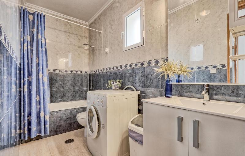 Three-Bedroom Holiday Home  image 3