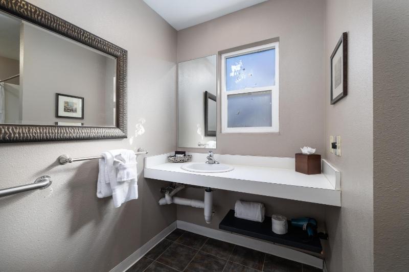 Queen Room - Disability Access image 4