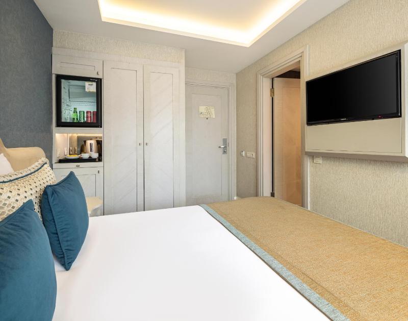 Connecting Room image 4