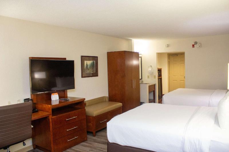 Queen Room with Two Queen Beds - Non-Smoking image 4