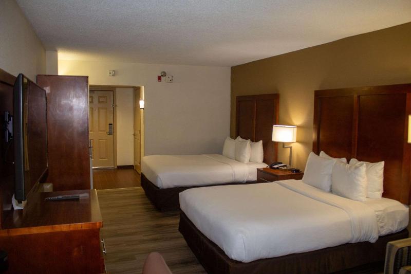 Queen Room with Two Queen Beds - Non-Smoking image 3