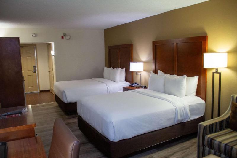 Queen Room with Two Queen Beds - Non-Smoking image 2