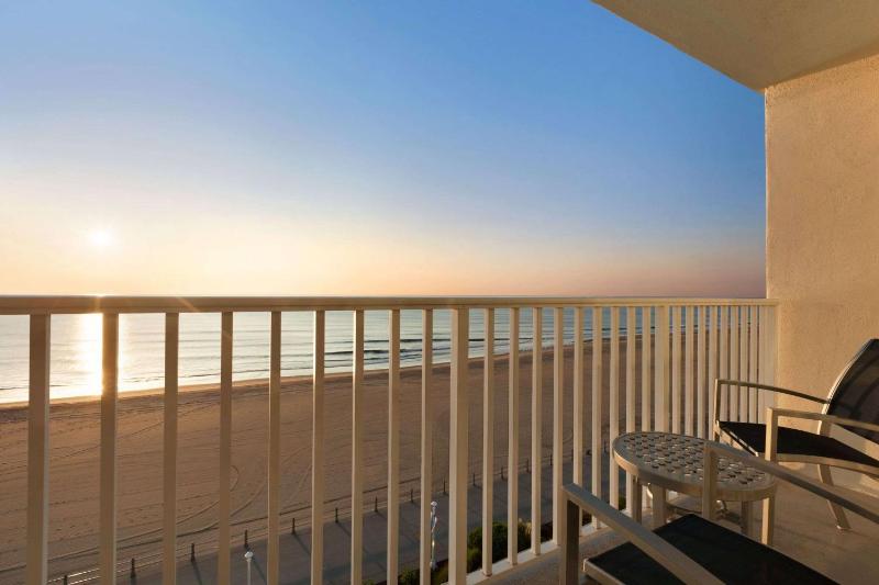 King Room with Ocean Front - Non-Smoking image 1