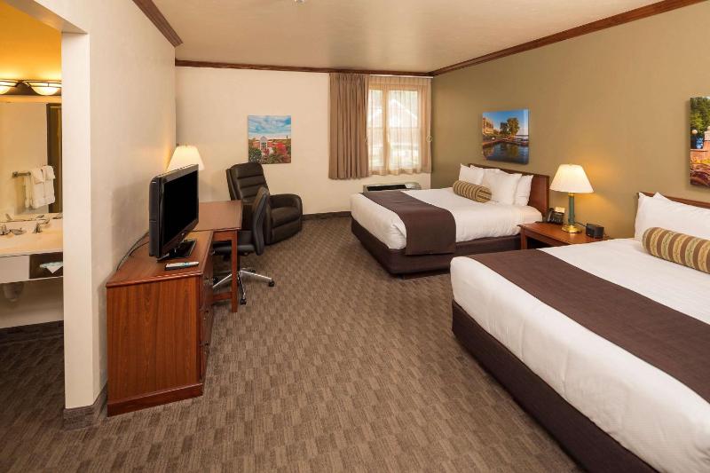 Queen Suite with Two Queen Beds - Accessible/Non-Smoking image 3