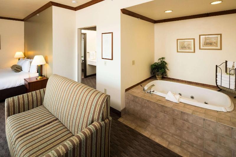Superior King Suite with Whirlpool - Non-Smoking image 3