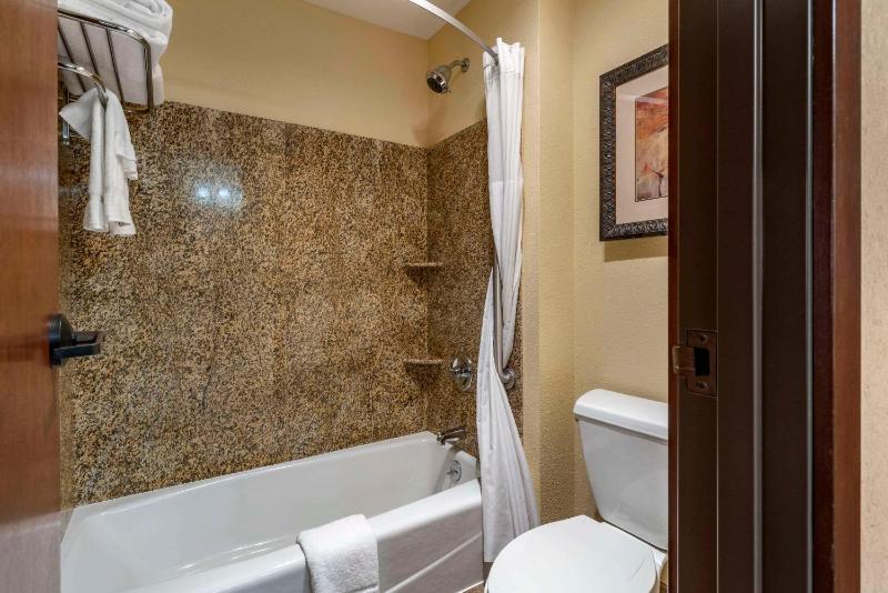 Queen Room with Tub - Disability Access/Non Smoking image 1
