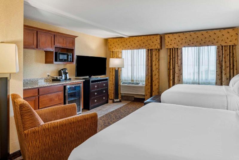 Large Quadruple Room with Two Queen Beds - Non Smoking image 2