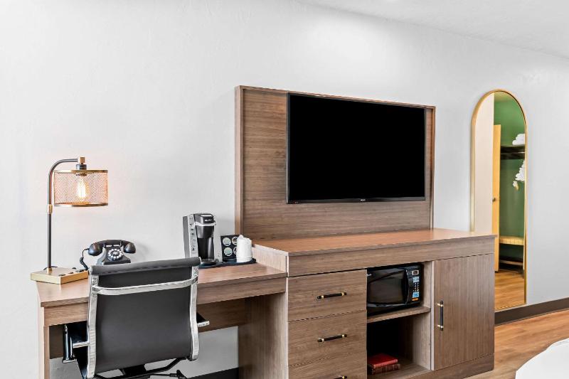 King Room - Non Smoking/Pet Friendly image 3
