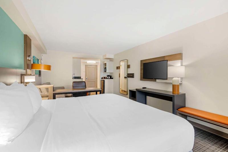 King Suite - Non-Smoking image 3