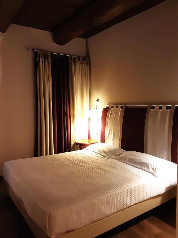 Classic Double Room image 4