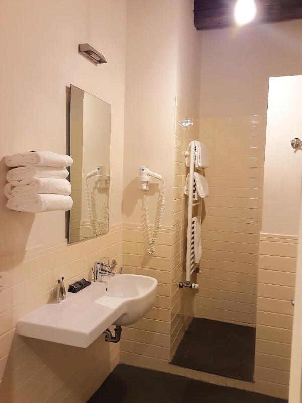 Classic Double Room image 3