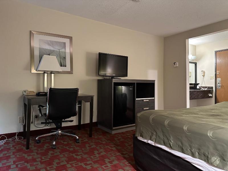 Standard King Room image 3
