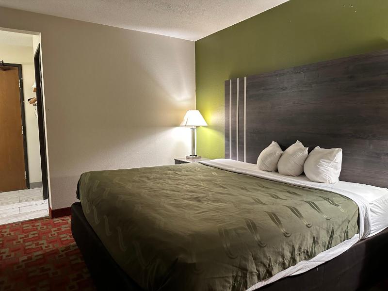 Standard King Room image 4