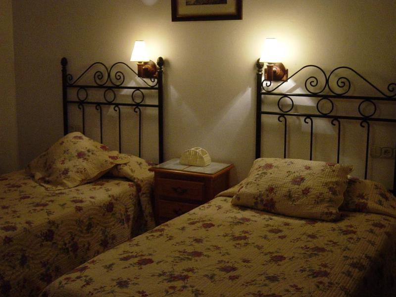 Twin Room image 3