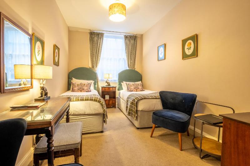 Twin Room image 4