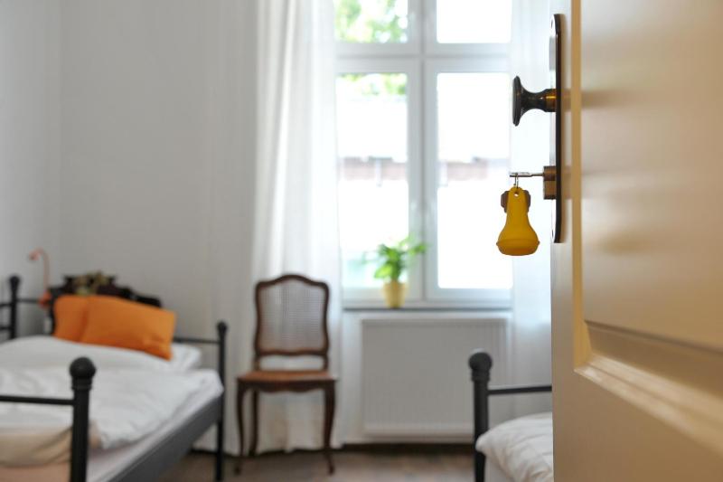 Economy Twin Room image 2
