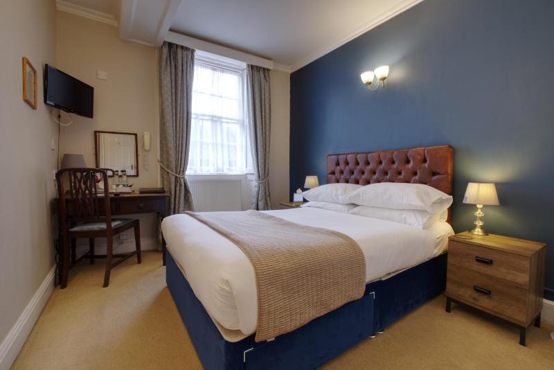 Compact Double Room image 4