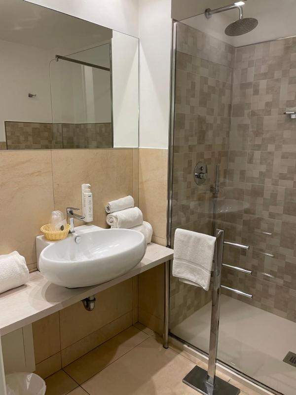 Classic Double Room image 3