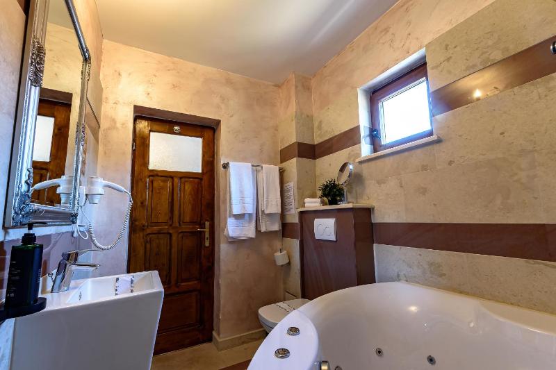 Deluxe Suite with Spa Bath image 2