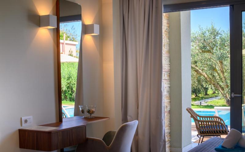 Deluxe Quadruple Room with Private Pool image 4