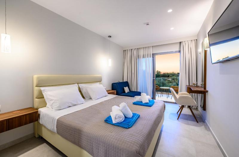 Comfort Triple Room with Shared Pool image 1