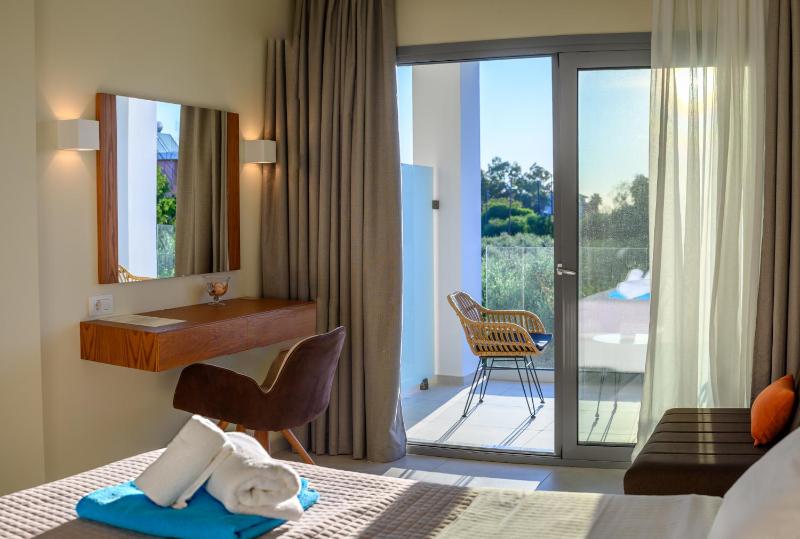 Comfort Triple Room with Shared Pool image 4