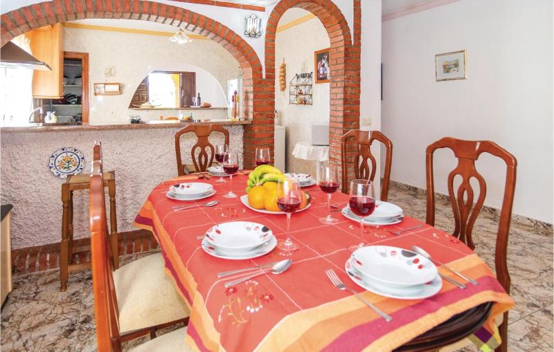 Three-Bedroom Holiday Home  image 4