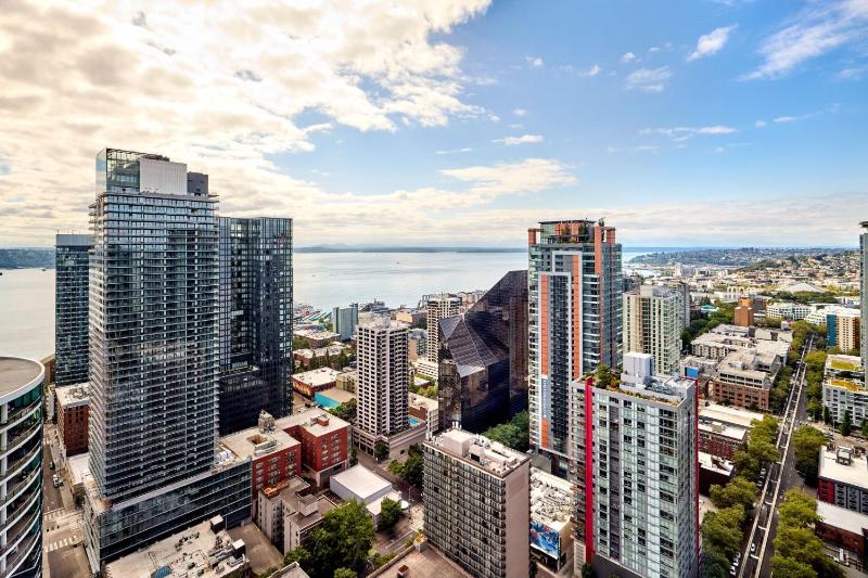 Deluxe, Guest room, 1 King, Sofa bed, City view, Mid floor image 4