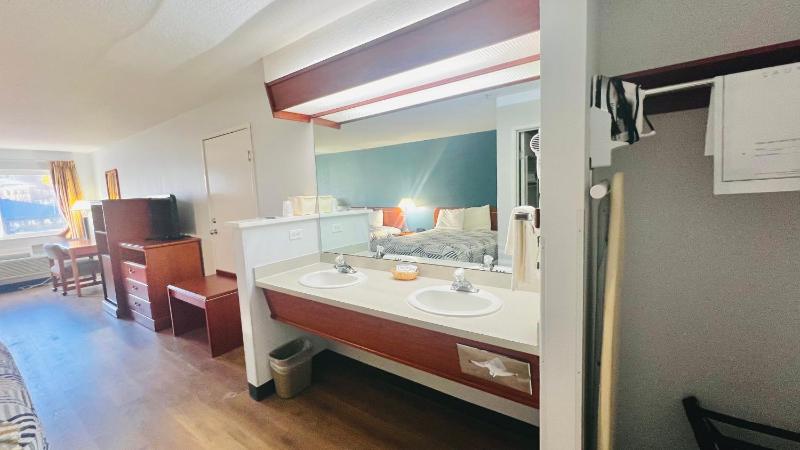 Studio 6 Suites Portland OR- I-5/OHSU - image 31