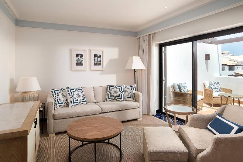 Junior Queen Suite with Balcony and Resort View image 3