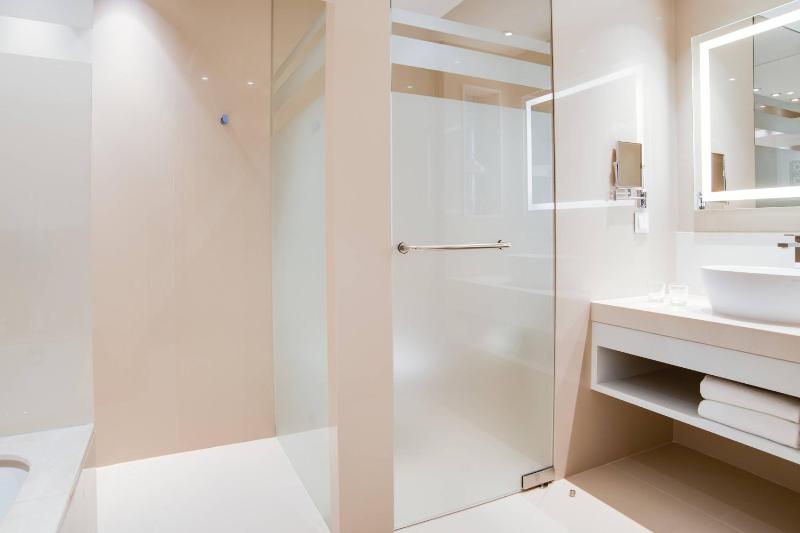 Junior Queen Suite with Balcony and Resort View image 2