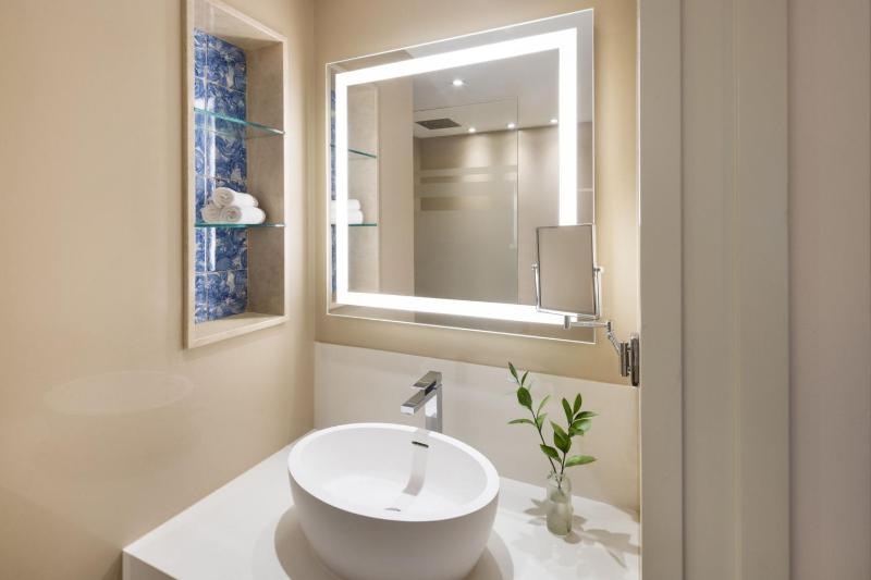 Duplex Suite with Balcony and Resort View image 3