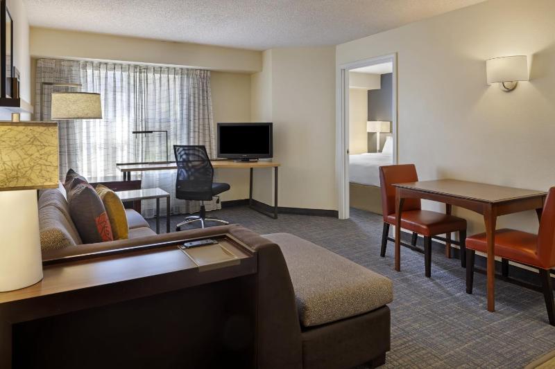 One-Bedroom King Suite with Sofa Bed and Adapted Tub – Mobility Accessible image 4