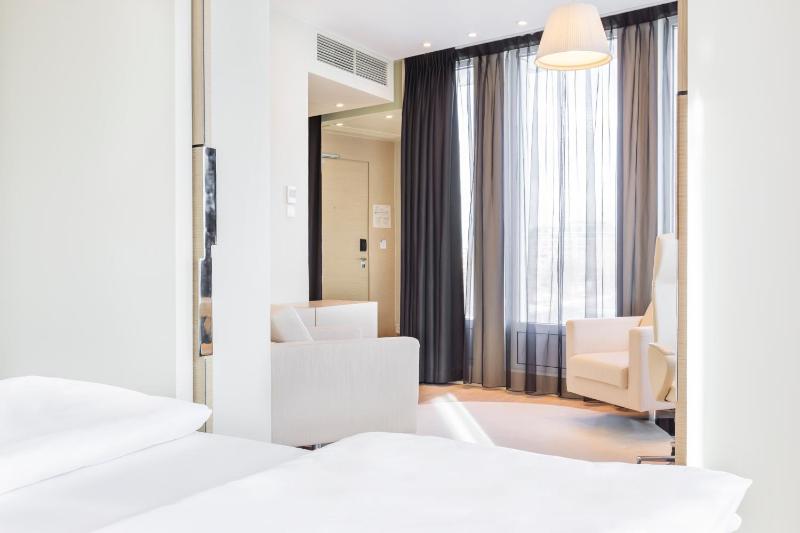 Grand Double Room image 2